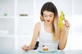 Pessoa equilibrando o desejo por doces e o controle das medidas